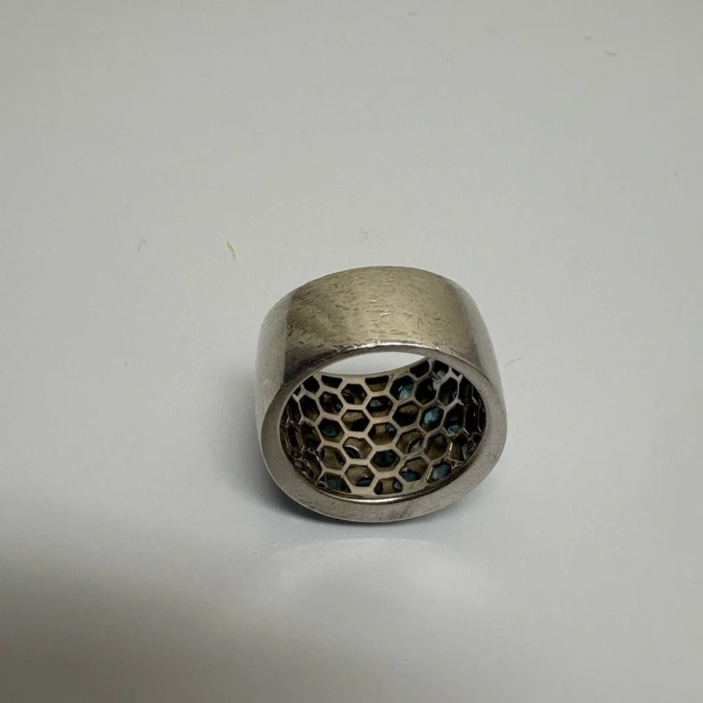 Elegant Blue ZirconGemstone Silver Band Ring - Picture 6 of 8